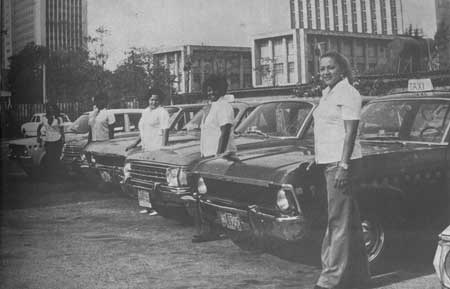 Flota cubana de taxis en los años 70, compuesta por modelos de Chevrolet y Ford.